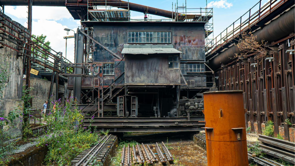 Local Scrap Metal Prices: Heavy Equipment Scrap Heavy equipment in the factory influenced for sale by local scrap metal prices